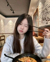 微微甜笑的照片