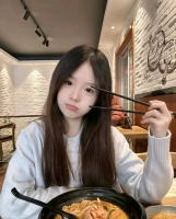 微微甜笑的照片